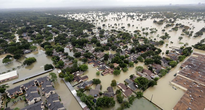 Esta foto de archivo del 29 de agosto del 2017 muestra un vecindario cerca de la presa Addicks inundado por lluvias de la tormenta tropical Harvey en Houston.&nbsp;