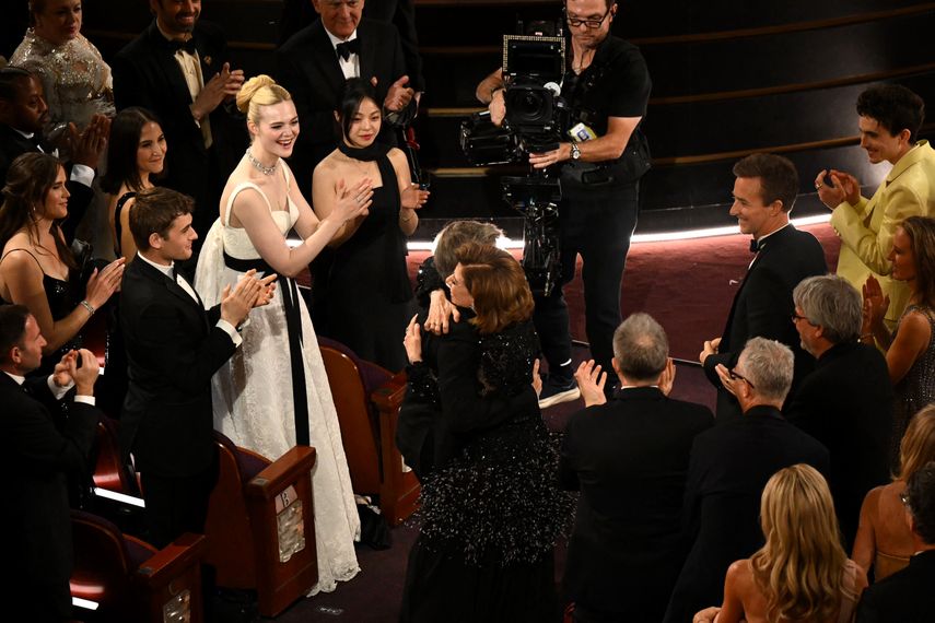 El director brasileño Walter Salles (centro-izquierda) abraza a la actriz brasileña Fernanda Torres mientras camina para aceptar el premio a Mejor película internacional por Im Still Here durante la 97.a edición de los Premios Óscar en el Dolby Theatre en Hollywood, California, el 2 de marzo de 2025.