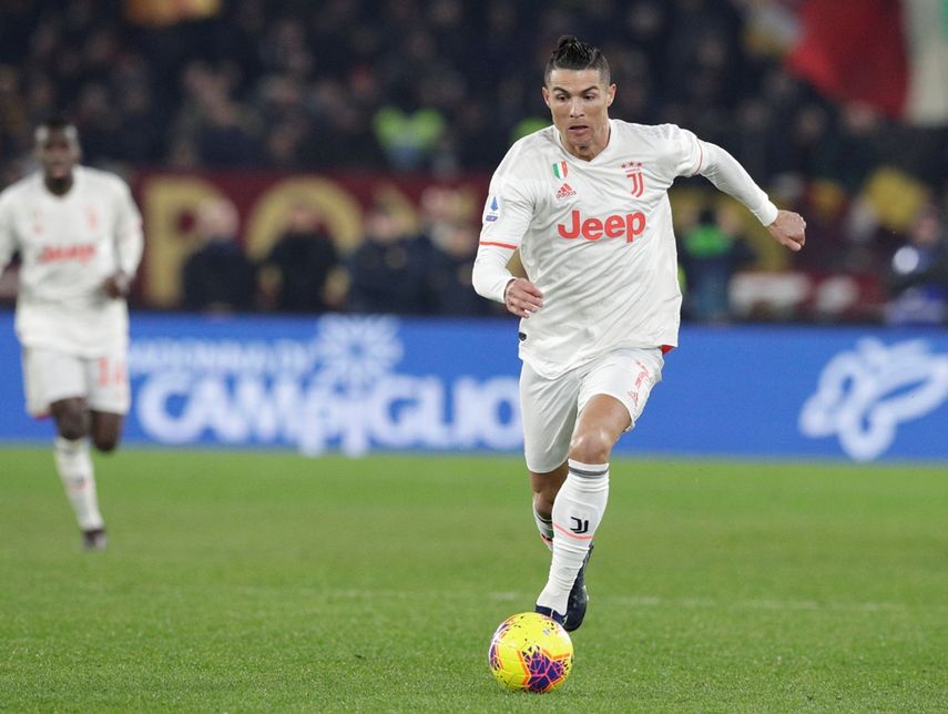 El delantero portugu&eacute;s Cristiano Ronaldo, de la Juventus, controla el bal&oacute;n durante el partido de la Serie A ante la Roma, el domingo 12 de enero de 2020, en el Estadio Ol&iacute;mpico de Roma, Italia.&nbsp;