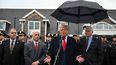 El ex presidente estadounidense Donald Trump habla con la prensa después de asistir al velorio del oficial del Departamento de Policía de Nueva York (NYPD), Jonathan Diller, en Massapequa, Long Island, Nueva York, el 28 de marzo de 2024. Diller era parte del Equipo de Respuesta crítica del NYPD cuando fue asesinado a tiros durante una parada de tráfico en Queens la noche del 25 de marzo. &nbsp;