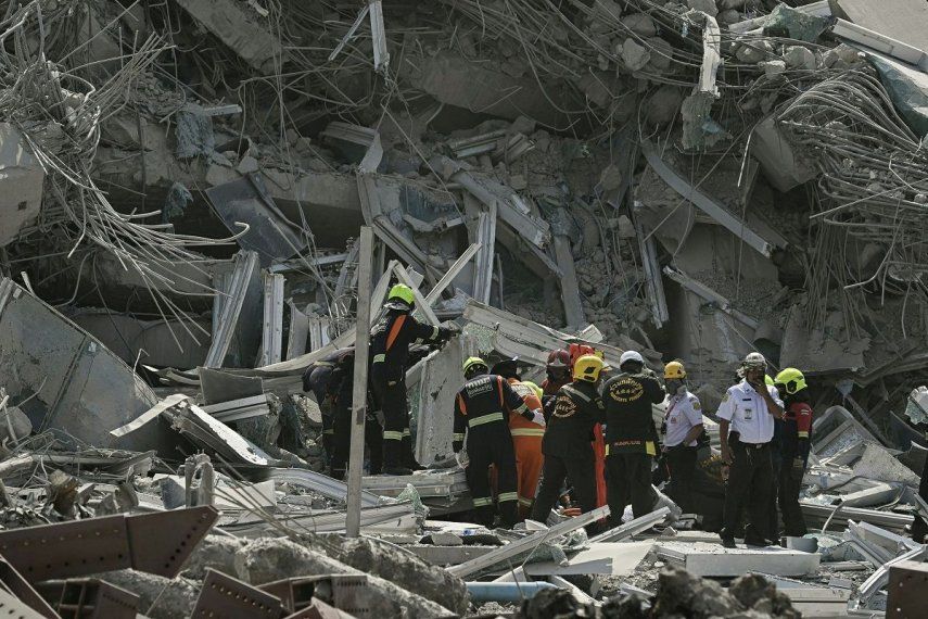 Equipos de rescate en una obra donde un edificio se derrumbó en Bangkok el 28 de marzo de 2025, tras un terremoto. Un potente terremoto sacudió el centro de Myanmar el 28 de marzo, deformando las carreteras de la capital, Naipyidó, dañando edificios y obligando a la gente a huir a las calles en la vecina Tailandia.  
