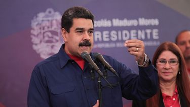 Hay una campaña de la derecha mayamera, que (dice que) el bandido fraudulento de Juan Orlando Hernández aplica tácticas del chavismo, se quejó Maduro
