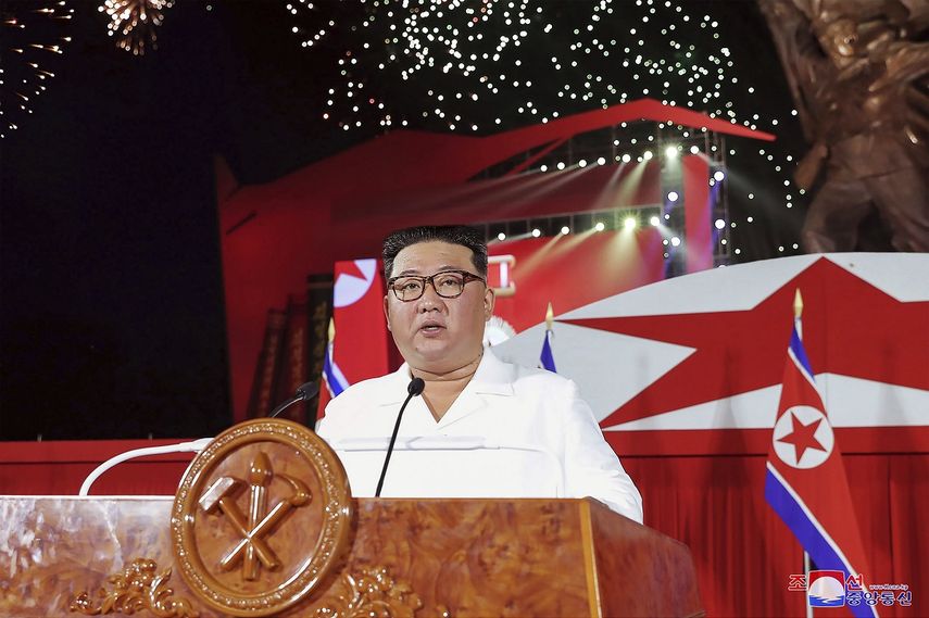 En esta imagen cortesía del gobierno norcoreano, el mandatario de Corea del Norte, Kim Jong Un, pronuncia un discurso durante una ceremonia por el 69no aniversario del armisticio que puso fin a la Guerra de Corea, el miércoles 27 de julio de 2022, en Pyongyang, Corea del Norte.&nbsp;