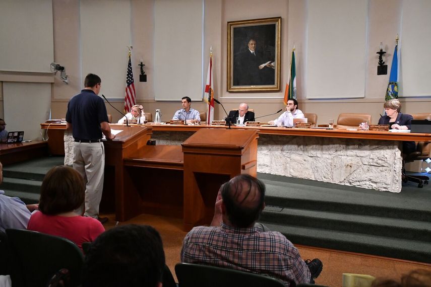 Reuniòn extraordinaria de la Comisión de Coral Gables en la que se criticó el desempeño del FPL en su tarea de reestablecer el servicio eléctrico en ese municipio