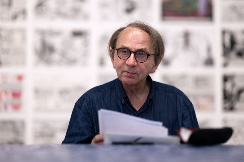 El escritor francés Michel Houellebecq observa durante una exhibición y firma de la adaptación del cómic de su libro La carte et le territoire dibujado por el arquitecto y dibujante Louis Paillard en la galería Romeo Paprocki, en París, el 30 de junio de 2023.