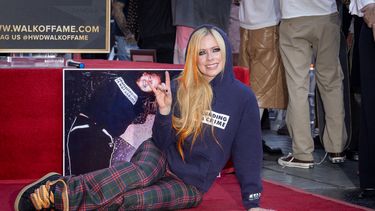 Avril Lavigne es honrada con una estrella en el Paseo de la Fama de Hollywood en el Paseo de la Fama de Hollywood el 31 de agosto de 2022 en Los Ángeles, California. 