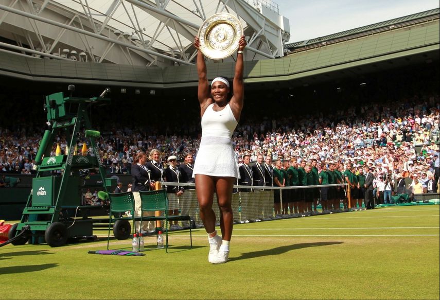 Serena Williams alza el trofeo de campeona de Wimbledon tras derrotar a Garbiñe Muguruza en la final, el 11 de julio de 2015.&nbsp;