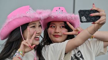 Los fans de la cantante estadounidense Taylor Swift, también conocida como Swifties, posan para fotos fuera del Tokyo Dome poco antes del inicio de la primera etapa de su Eras Tour por Asia-Pacífico en Tokio el 7 de febrero de 2024. &nbsp; &nbsp;