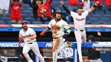 El dominicano José Ramírez, de los Guardianes de Cleveland, celebra luego de anotar la carrera del triunfo en un juego de las Grandes Ligas, el 1 de mayo de 2025.