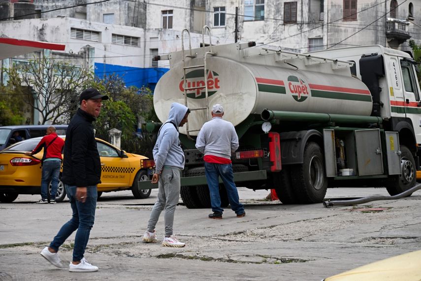 Un camión cisterna de la empresa estatal Cupet descarga combustible en una gasolinera de La Habana el 28 de enero de 2026.