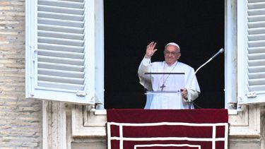 El papa Francisco saluda desde la ventana del palacio apostólico con vista a la plaza de San Pedro durante la oración semanal del Ángelus el 19 de junio de 2022 en el Vaticano. &nbsp;