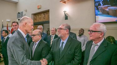 El gobernador de la Florida,&nbsp;Rick&nbsp;Scott&nbsp;(i), saluda a los magistrados del legítimo Tribunal Supremo de Justicia (TSJ) de Venezuela al final de una reunión celebrada este 29 de enero de 2018, en la alcaldía de Coral Gables, una de las ciudades del condado de Miami-Dade.