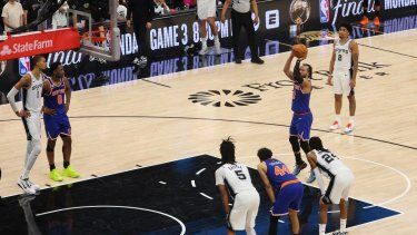 Jalen Brunson # 11 de los New York Knicks intenta un tiro libre durante el último cuarto contra los San Antonio Spurs en el segundo partido de las Finales de la NBA 2026 en el Frost Bank Center el 5 de junio de 2026 en San Antonio, Texas.