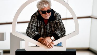 El director español Pedro Almodóvar posa para promocionar la película La habitación de al lado durante el 72º Festival Internacional de Cine de San Sebastián en la ciudad vasca del norte de España, San Sebastián, el 26 de septiembre de 2024.