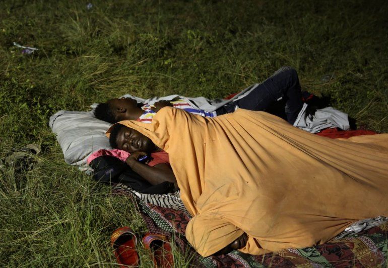 Personas duermen en las calles tras la destrucción de sus hogares por causa del terremoto en Haití.