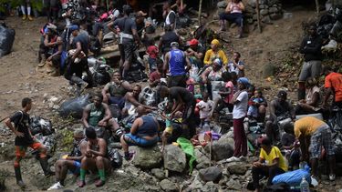 Migrantes cruzan el Tapón del Darién desde Colombia hacia Panamá con la esperanza de llegar a Estados Unidos. La migración por este peligroso paso va en aumento. Cubanos, Haitianos y Venezolanos tiene la opción cerrada del programa Movilidad Segura que busca precisamente que la gente no llegue a EEUU de forma irregular a través del Darién.