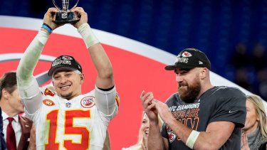 El quarterback Pat Mahomes de los Chiefs de Kansas City alza el trofeo de campeones de la Conferencia Americana junto al tight end Travis Kelce tras la victoria ante los Ravens de Baltimore, el domingo 28 de enero de 2024, en Baltimore. Ahora buscarán conquistar otro Super Bowl de forma consecutiva