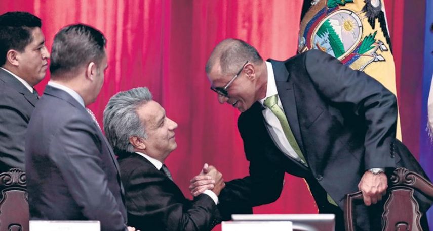 Moreno (centro) le da la mano a Glas una semana antes de asumir la presidencia, en mayo último.&nbsp;