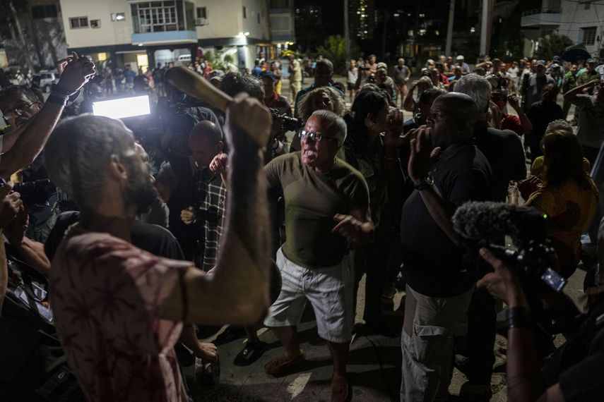 Manifestantes y funcionarios gubernamentales discuten durante una protesta que pide el restablecimiento del servicio eléctrico luego de seis días de apagones debido a la devastación del huracán Ian en La Habana, Cuba, el sábado 1 de octubre de 2022.&nbsp;