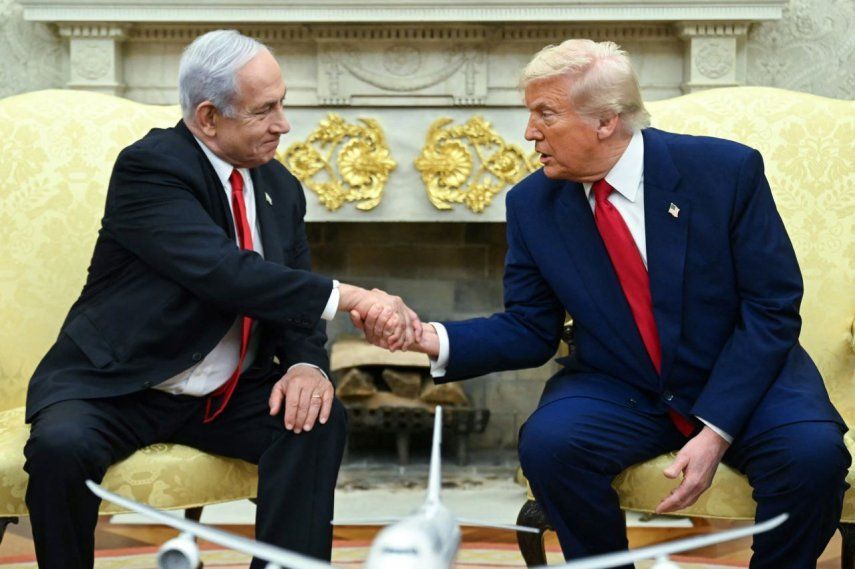 El primer ministro israelí, Benjamin Netanyahu, acompañado por el presidente de Estados Unidos, Donald Trump, habla durante una reunión en el Despacho Oval de la Casa Blanca el 7 de abril de 2025 en Washington, DC.