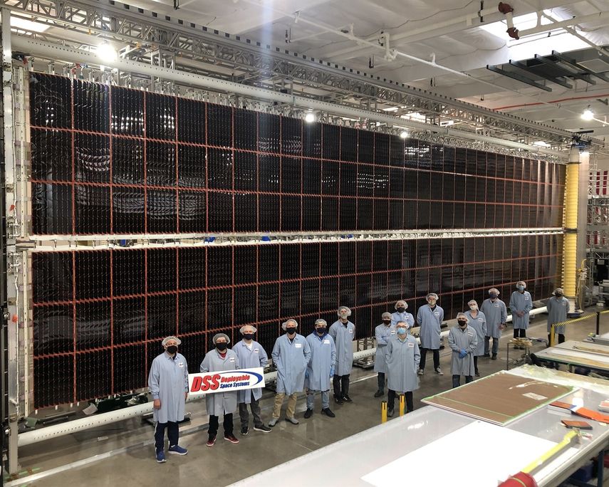 NASA: Ingenieros ante uno de los nuevos paneles solares diseñados para la Estación Espacial Internacional