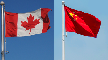 Banderas de Canadá y China. 