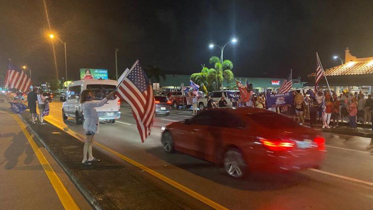Varios seguidores de Trump protestaban este jueves en Miami para exigir el recuento de votos en las elecciones presidenciales. 