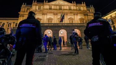 Carabinieri patrullan la plaza frente al teatro La Scala durante el estreno de Macbeth&nbsp;de Verdi, que inició la temporada lírica el 7 de diciembre de 2021.
