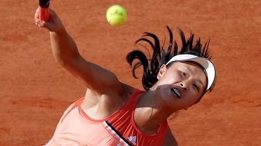 La china Peng Shuai devuelve a la francesa Caroline Garcia durante su partido por la segunda ronda del Abierto Francés, en el estadio Roland Garros, París, 31 de mayo de 2018. Desde la desaparición de Peng después de que acusó a un ex alto funcionario de atacarla sexualmente, deportistas del mundo reclaman respuestas al Partido Comunista Chino.