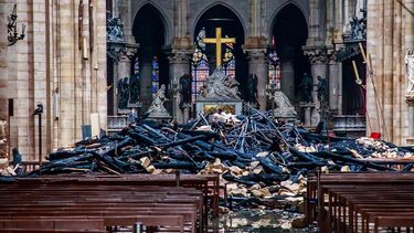 Vista del interior de la catedral de Notre Dame de París después del incendio sufrido el lunes 15 de abril de 2019.
