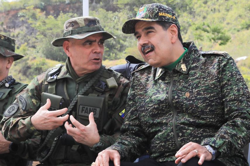 El dictador venezolano,Nicolás Maduro (der.), hablando con el ministro de Defensa del chavismo, Vladimir Padrino López (izq.), durante ejercicios militares en un campo de entrenamiento en Caracas.