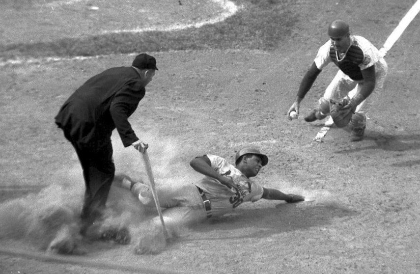 El boricua Orlando Cepeda, de los Cardenales de San Luis, anota en el juego ante los Mets de Nueva York, frente al cátcher J.C. Martin y el umpire Tim McCarver, en 1968&nbsp;