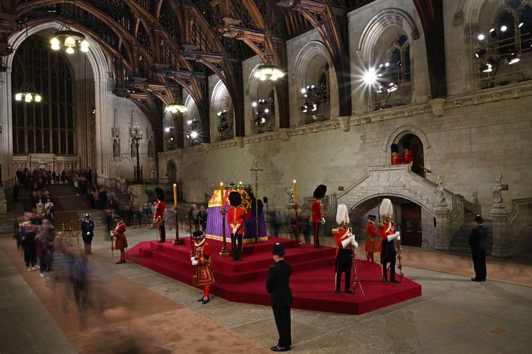 Los miembros del público desfilan frente al ataúd de la reina Isabel II, dentro de Westminster Hall, en el Palacio de Westminster en Londres, el 14 de septiembre de 2022.