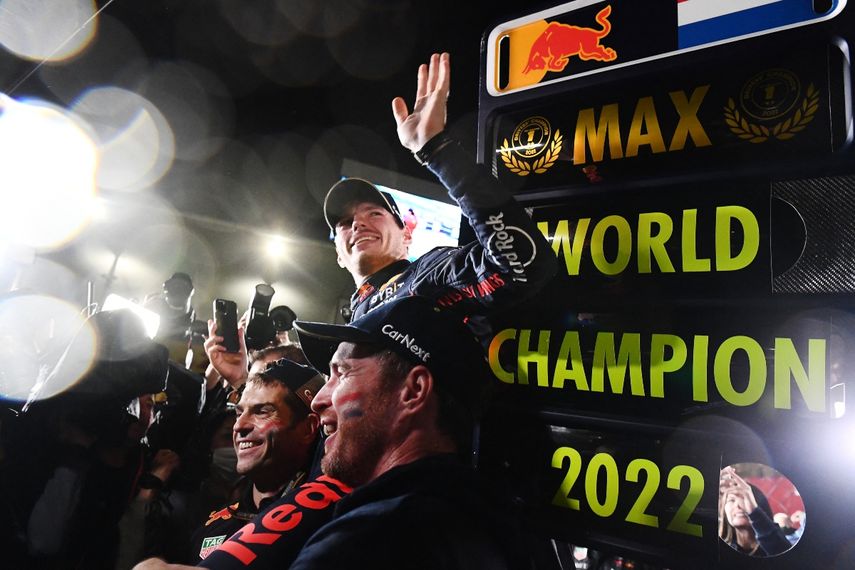 El piloto holandés de Red Bull Racing, Max Verstappen (centro), celebra ganar el campeonato mundial de la temporada después de su victoria en el Gran Premio de Japón de Fórmula 1 en Suzuka, prefectura de Mie, el 9 de octubre de 2022. &nbsp; &nbsp;