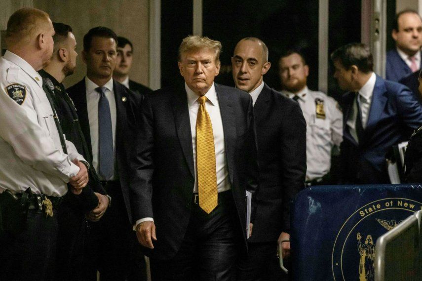 El expresidente y candidato presidencial republicano Donald Trump se acerca para hablar con la prensa durante su juicio por supuestamente encubrir pagos de dinero en secreto relacionados con relaciones extramatrimoniales, en el Tribunal Penal de Manhattan en la ciudad de Nueva York, el 21 de mayo de 2024.&nbsp;
