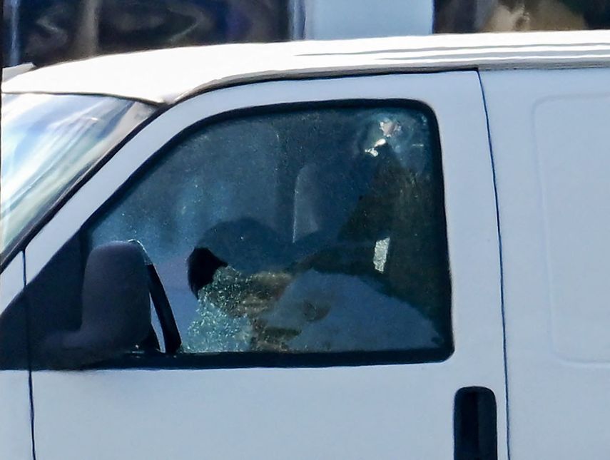 La foto muestra el cuerpo sin vida de un hombre en el asiento del conductor de una furgoneta, en Torrance, California, el 22 de enero de 2023.