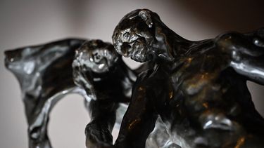 Esta fotografía muestra una versión de la famosa escultura de bronce del escultora francés Camille Claudel LAge mur (La edad madura) encontrada por casualidad en un apartamento deshabitado, en París, el 16 de diciembre de 2024.