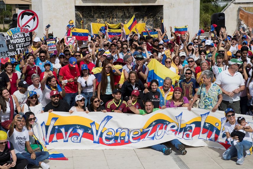 Decenas de personas posan durante una manifestación convocada por la diáspora venezolana en la Plaza Bolívar en Santo Domingo, República Dominicana.