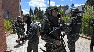 Oficiales de policía montan guardia en el Cementerio Vertical antes del funeral del asesinado candidato presidencial ecuatoriano Fernando Villavicencio, en Quito, el 10 de agosto de 2023.
