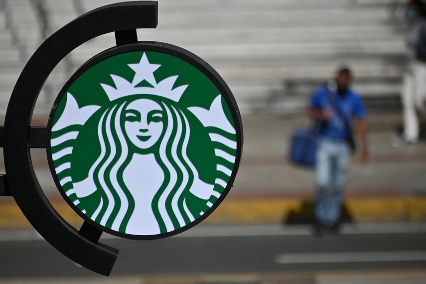 El logotipo de Starbucks se ve en un supermercado en el distrito de Las Mercedes en Caracas, el 23 de diciembre de 2021.