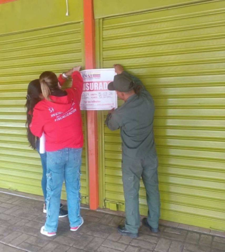 Funcionarios del Seniat y de la GNB colocan cartel de “clausurado” en negocio que vendió comida a María Corina Machado &nbsp;