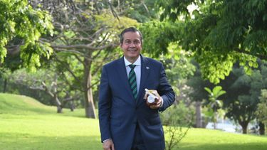 En esta fotografía proporcionada por Diario Libre, el ministro de Medio Ambiente y Recursos Naturales de República Dominicana, Orlando Jorge Mera, posa para una fotografía el 18 de mayo de 2022, en Santo Domingo