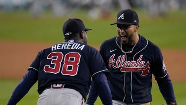 El puertorriqueño Eddie Rosario, jardinero izquierdo de los Bravos de Atlanta, festeja con su compañero, el cubano Guillermo Heredia, tras ganar el cuarto juego de la Serie de Campeonato de la Liga Nacional