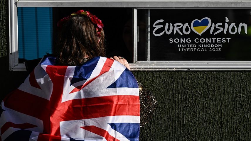 Una mujer habla con un representante de Eurovisión en una de las taquillas del M&S Bank Arena en Liverpool, en el norte de Inglaterra, antes de la final del Festival de la Canción de Eurovisión 2023 el 13 de mayo de 2023.