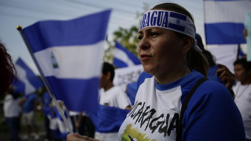 Una mujer participa en una concentración para recordar al estudiante Álvaro Conrado, en el Instituto Loyola de Managua, una de las víctimas más jóvenes que ha dejado esta crisis en Nicaragua.&nbsp;