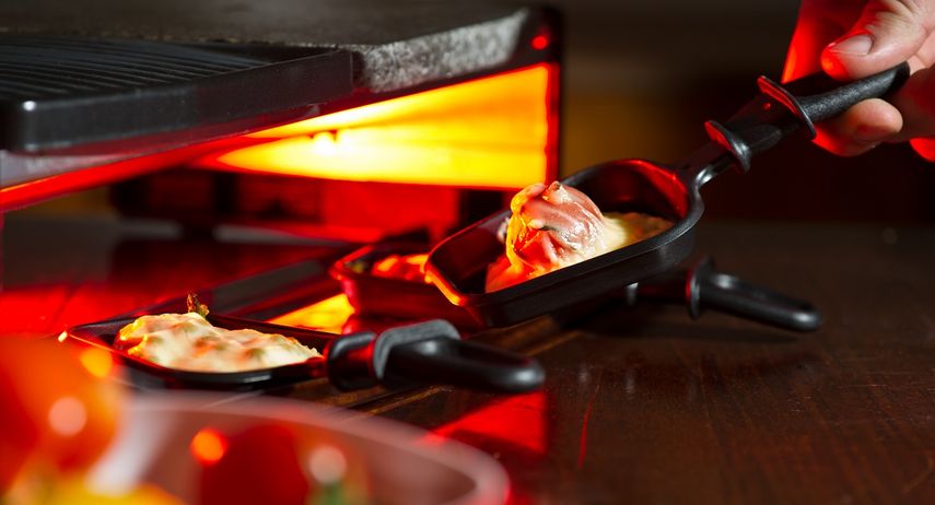 Para un buen raclette, es imprescindible elegir el queso adecuado, con una alta proporción de grasa