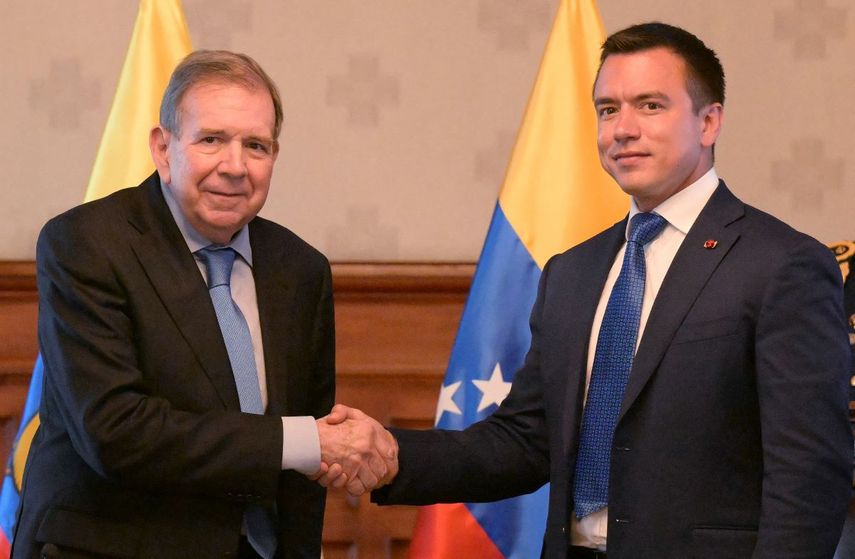 El presidente de Ecuador, Daniel Noboa (R), y el presidente electo de Venezuela, Edmundo González Urrutia, se dan la mano en el Palacio de Carondelet en Quito, Ecuador, el 28 de enero de 2025.&nbsp;