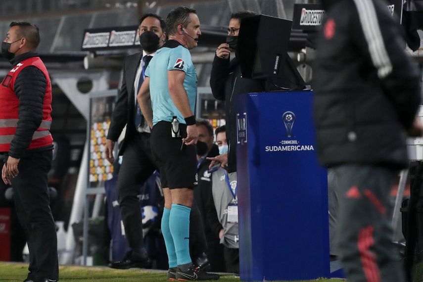 El árbitro Patricio Loustau de Argentina revisa el VAR durante un partido de la Copa Sudamericana en Santiago, Chile, el martes 28 de junio de 2022, donde se esperaba detectar si hubo Fuera de Juego