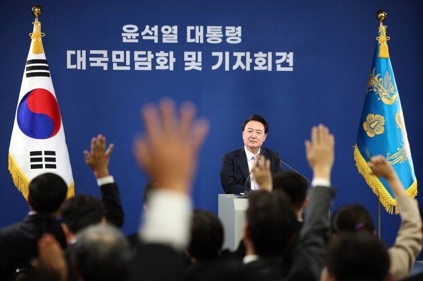 El presidente de Corea del Sur, Yoon Suk Yeol, asiste a una conferencia de prensa en la Oficina Presidencial en Seúl el 7 de noviembre de 2024. Corea del Sur, el mayor exportador de armas del mundo, no descarta suministrar armas directamente a Ucrania, afirmó Yoon, lo que indica un posible cambio en la postura de Seúl sobre el tema.&nbsp;