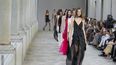 Modelos lucen creaciones de la colección Primavera Verano 2025 de Alberta Ferretti, que se presentó en Milán, Italia, el 17 de septiembre de 2024.